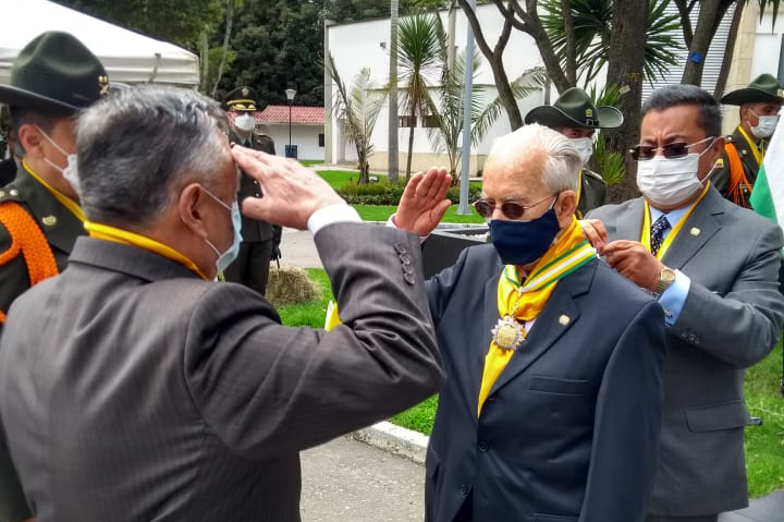 Reconocimiento institucional a oficiales de la Policía
